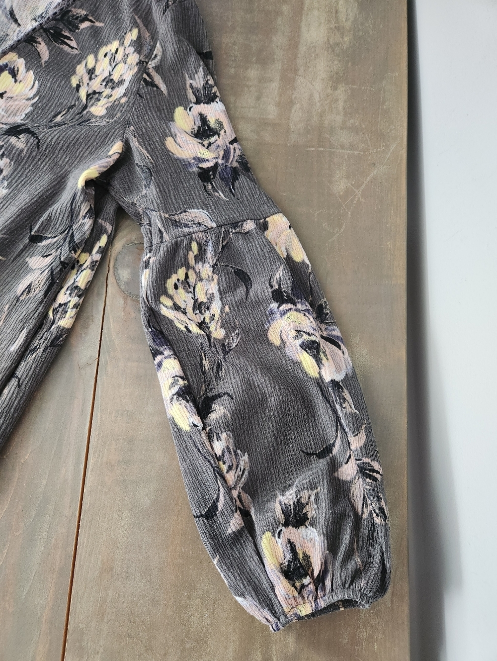 Maurices Gray Floral Crochet Trim Kimono - Size Small - Picture 13 of 16